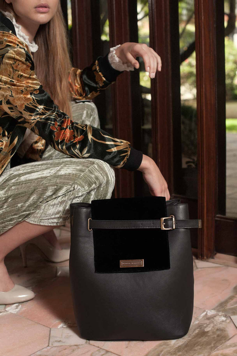 shoulder bag in black leather and black velvet